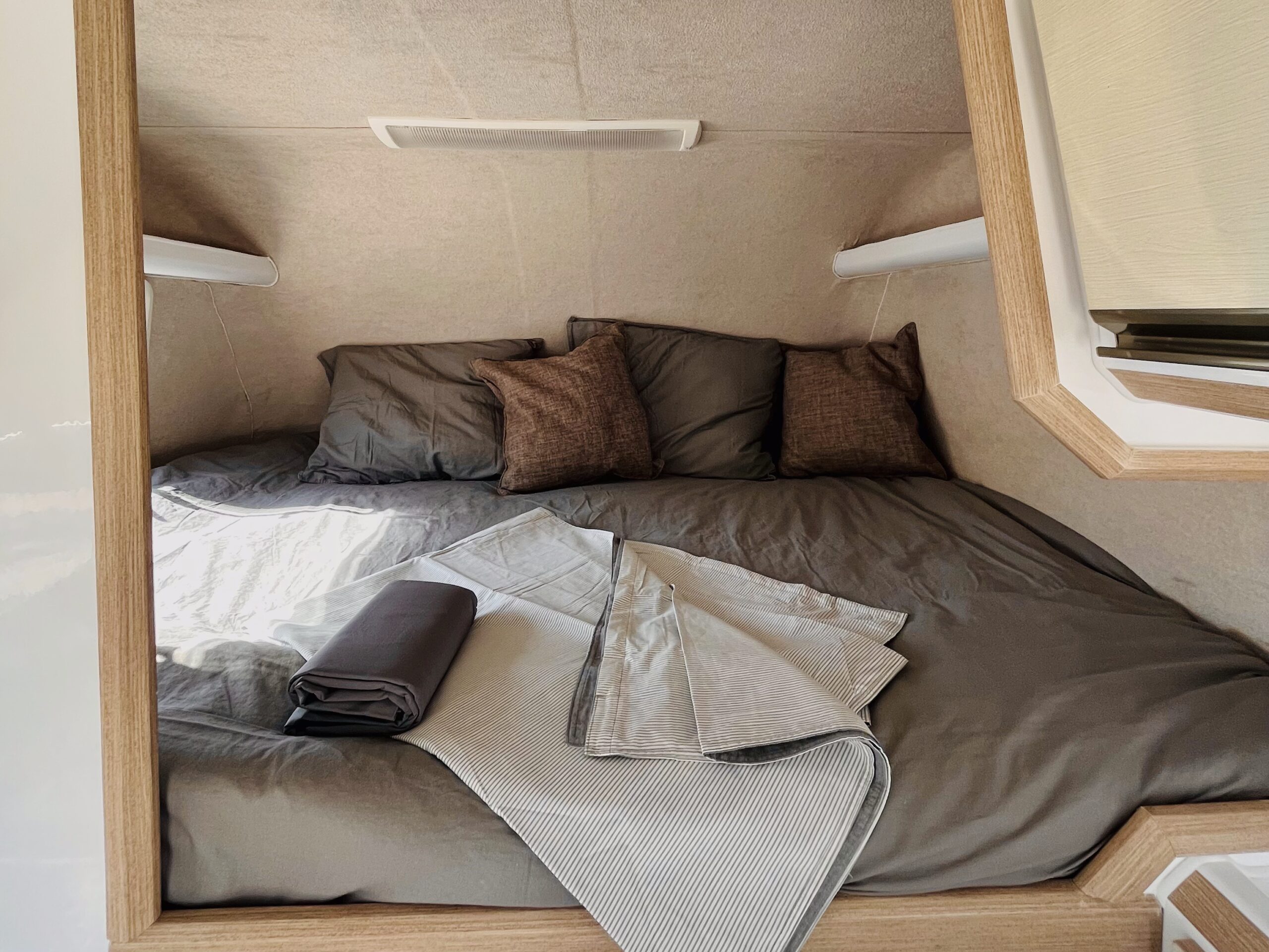 8. 180 Sur Campers Rental - Duaron Quest camper 4x4 - interior - main bed