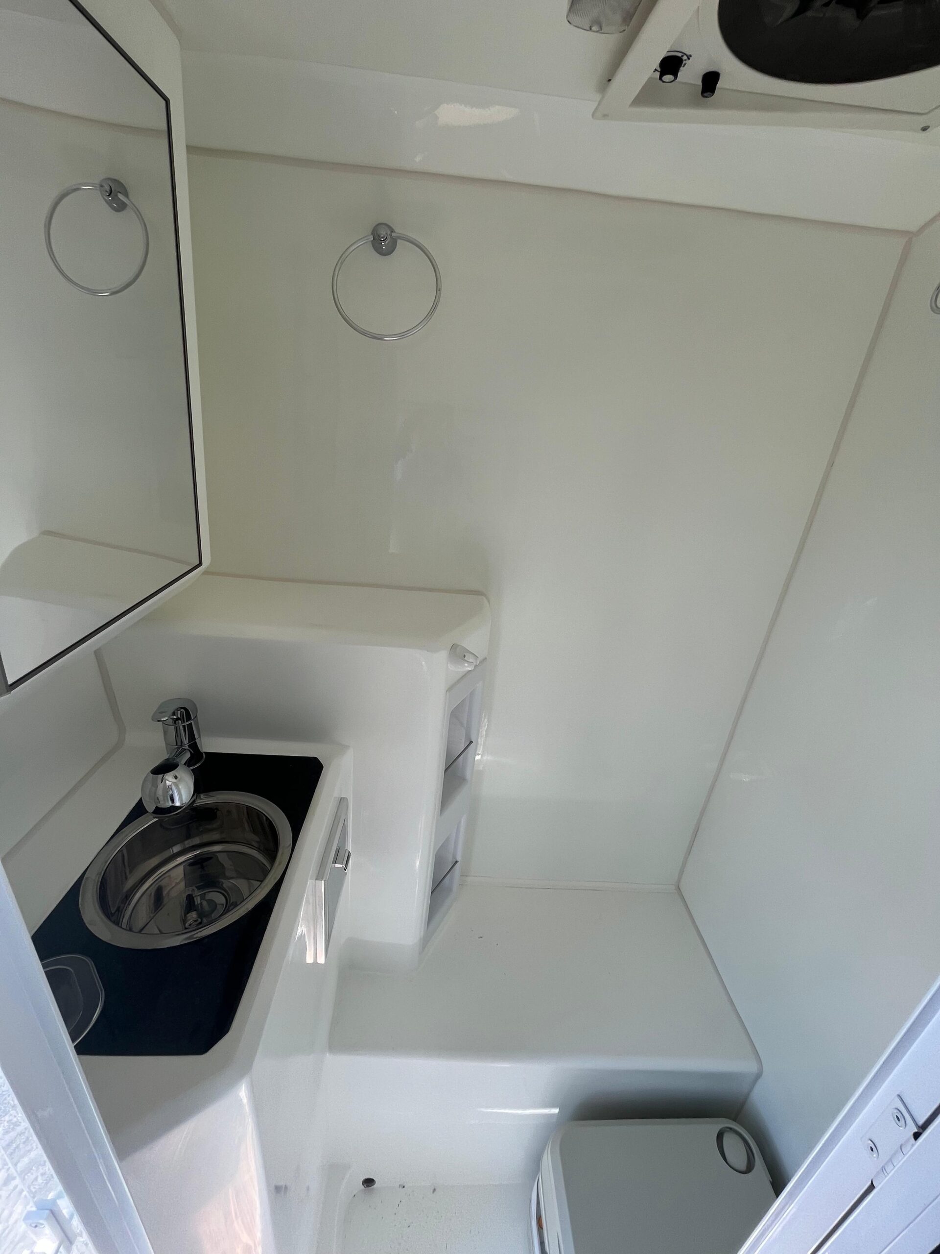 12. 180 Sur Campers Rental - Duaron Roam (king) camper 4x4 - interior - bathpeg