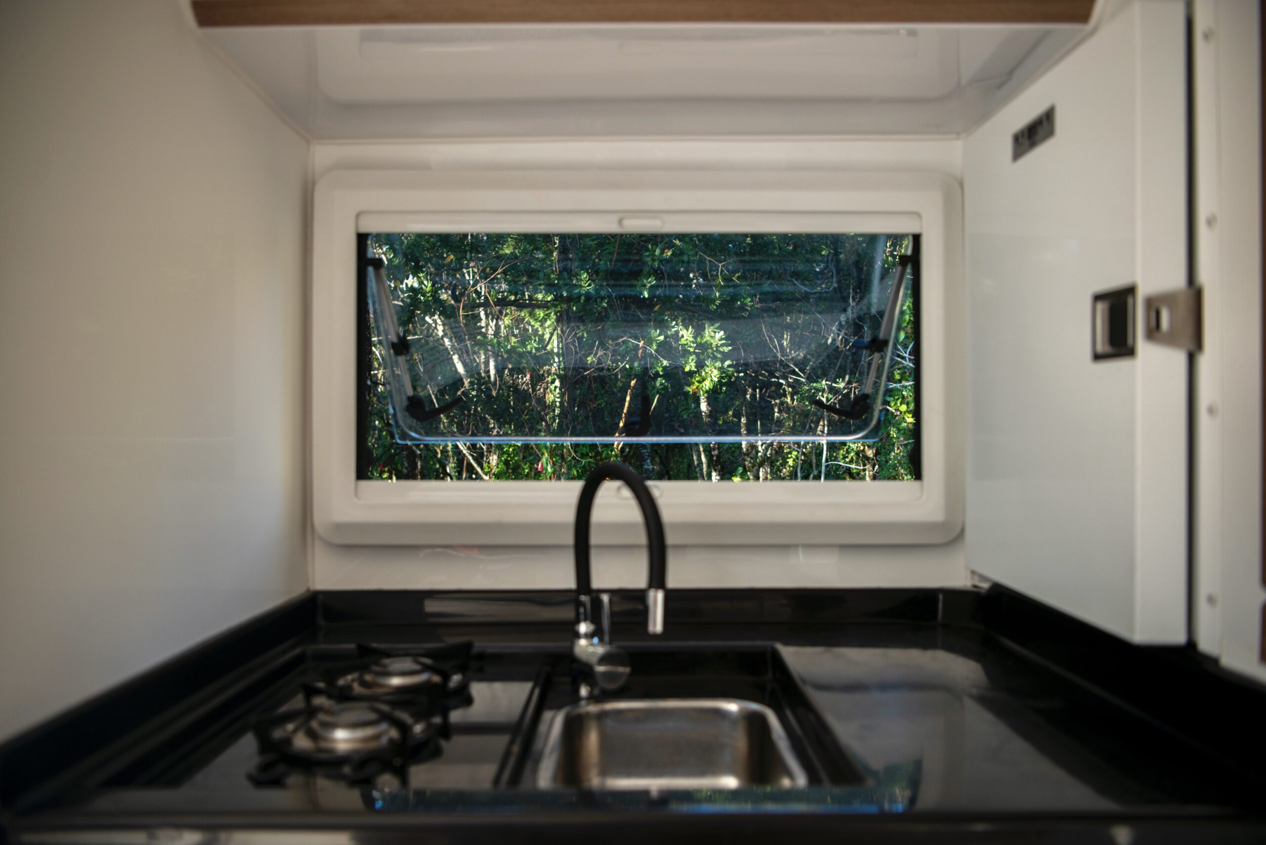 5.180 Sur Campers Rental - Duaron Roam camper 4x4 - interior - kitchen
