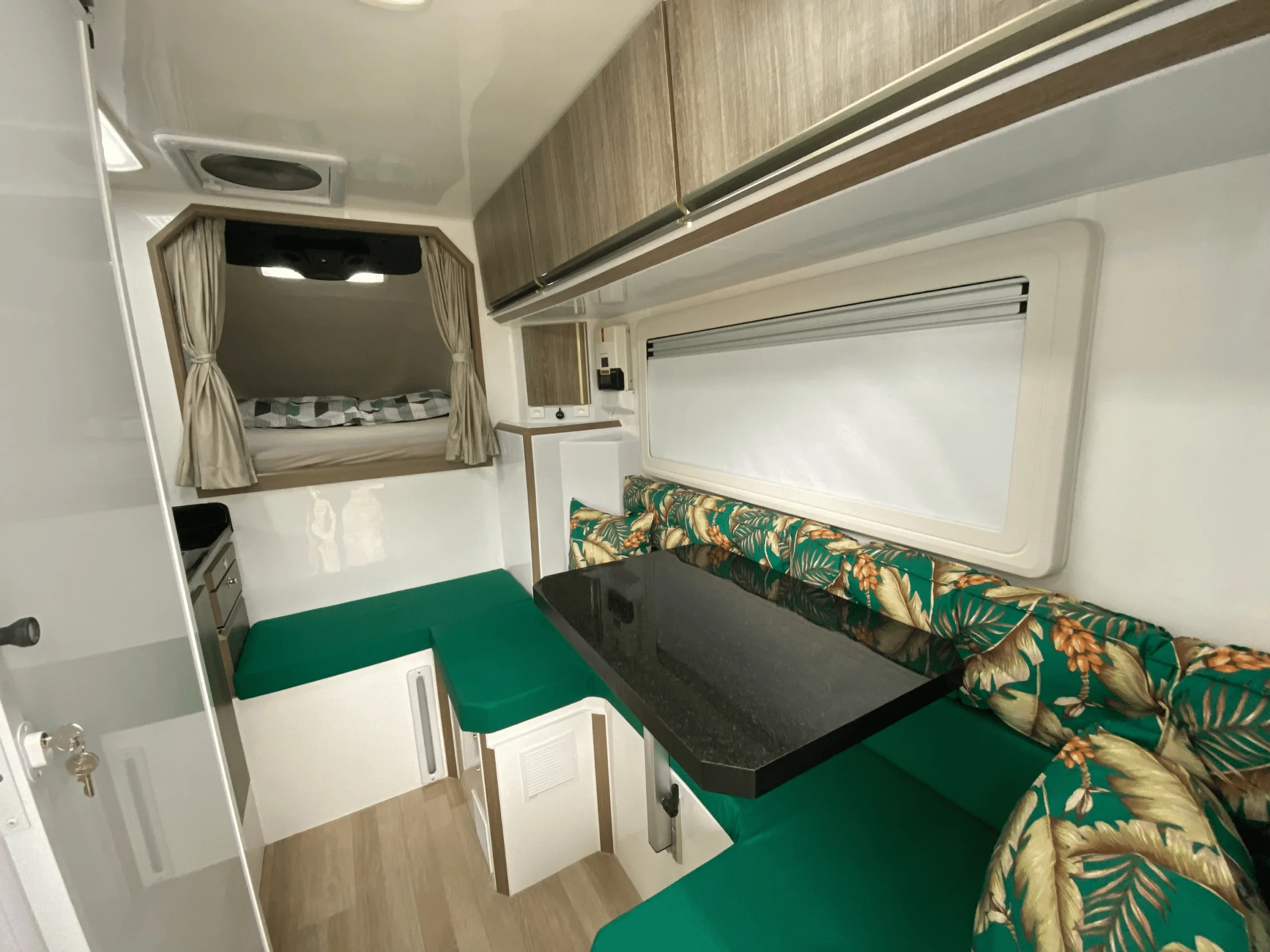 5.Sala-de-Estar-Jantar-Camper-Super-King-Duaron-2-scaled