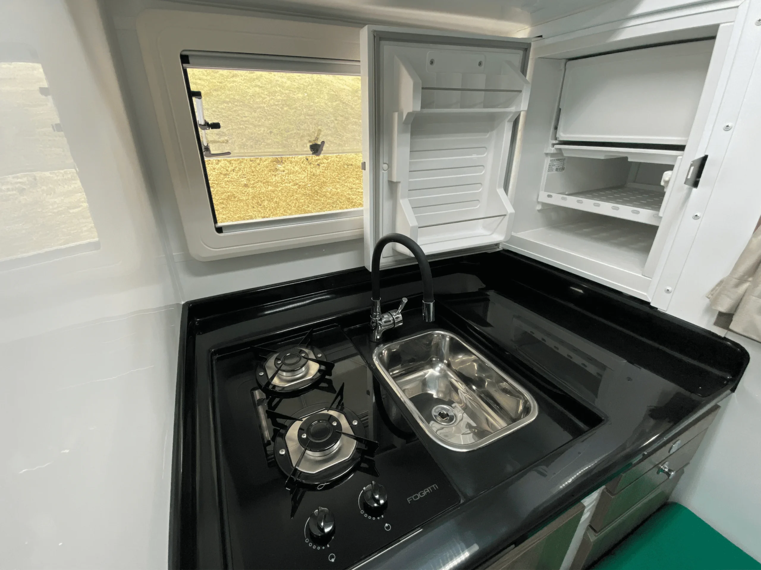 9.Cozinha-Camper-Super-King-Duaron-4-scaled